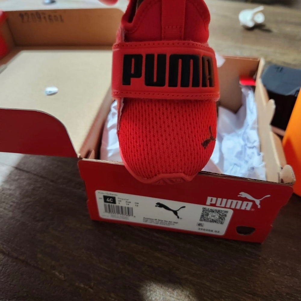Kids Puma sneakers. Size 4.